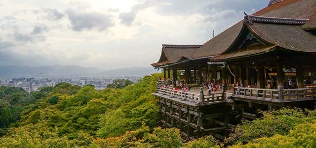 معبد كيوميزو ديرا الذي يقع شرق كيوتو يحظى بإقبال كبير من السياح. د.ب.أ