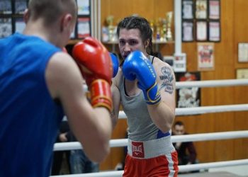 روسية تتنكر فى شكل رجل لتلعب الملاكمة وتفوز ب 9 مباريات