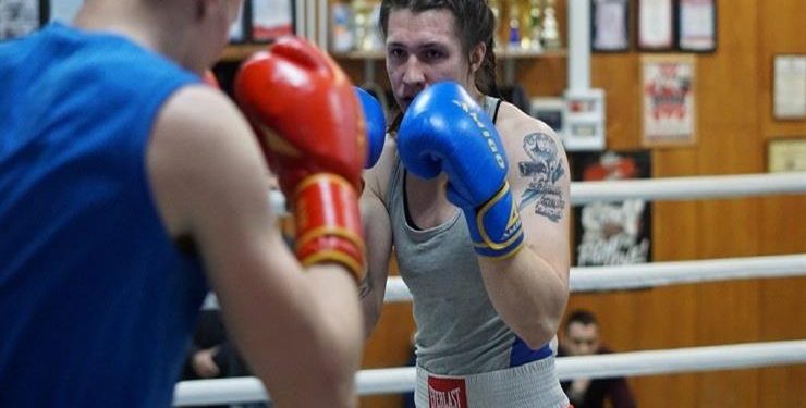 روسية تتنكر فى شكل رجل لتلعب الملاكمة وتفوز ب 9 مباريات