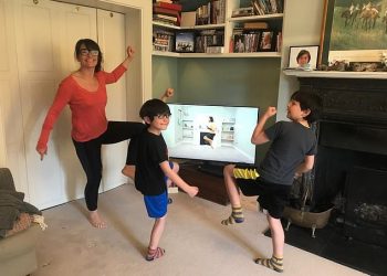 مدرب شهير يساعد مليون طفل وأسرهم على تدريبات اللياقة في المنزل