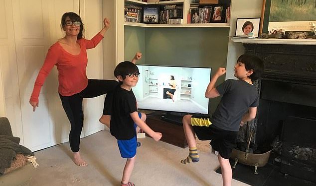 مدرب شهير يساعد مليون طفل وأسرهم على تدريبات اللياقة في المنزل