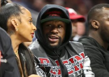 مايويذر يعود للملاكمة عبر العالم الافتراضي