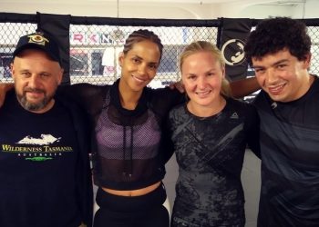 هال بيري نجمة هوليود تشيد بتجربتها مع مقاتلة “UFC “كسرت عظامها