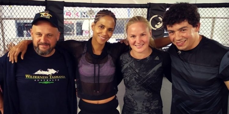 هال بيري نجمة هوليود تشيد بتجربتها مع مقاتلة “UFC “كسرت عظامها