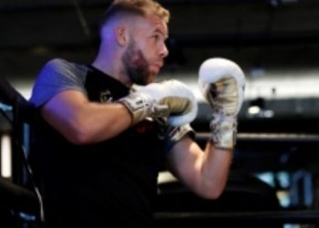 مقاتل صربى مصاب بكورونا يرفع أثقال بأسّرة المرضى بالحجر الصحى