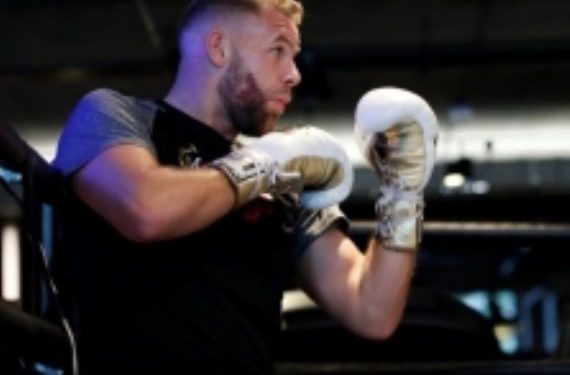 مقاتل صربى مصاب بكورونا يرفع أثقال بأسّرة المرضى بالحجر الصحى