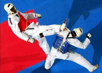 ابطال كينيا للتايكوندو يتدربون على قارعة الطريق