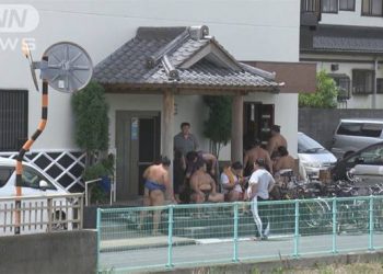 20 مصارع سومو ينقذون فتاة من الانتحار