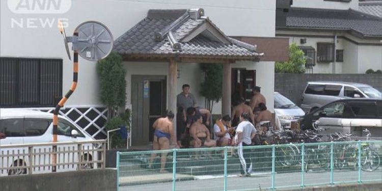 20 مصارع سومو ينقذون فتاة من الانتحار