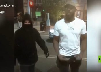 بالفيديو.. المقاتل جونز يقف في وجه مخربين خلال احتجاجات مقتل فلويد
