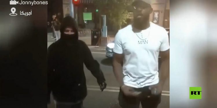 بالفيديو.. المقاتل جونز يقف في وجه مخربين خلال احتجاجات مقتل فلويد
