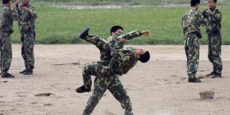 الصين تعزز حدودها مع الهند بمتخصصي فنون قتالية ومتسلقي جبال