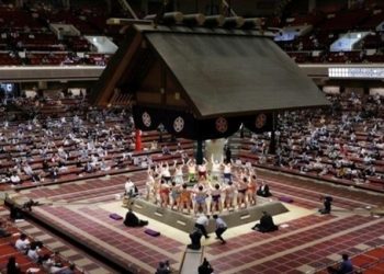 مصارعة السومو تعود إلى اليابان بالأقنعة