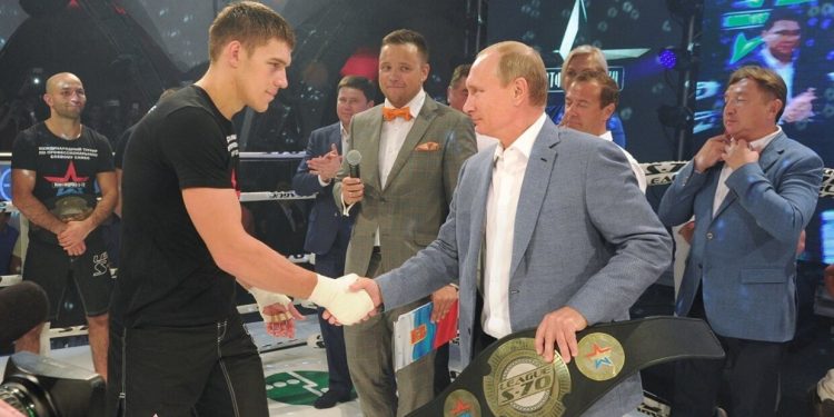 الانتقام :هذا مافعله الروسي انتقاما لمدربه ( الامبراطور الروسي) بضربة قاضية