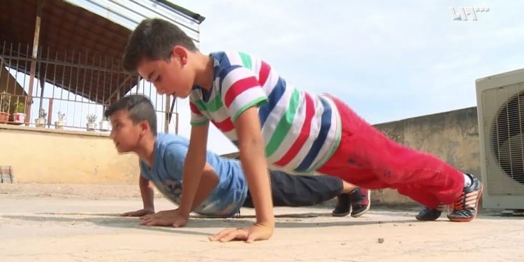 بطل سوري سابق في الكاراتيه يدرب الأطفال على الرياضة