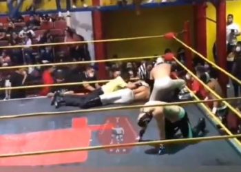 وفاة المصارع “أمير الهواء”أثناء مباراة على حلبة القتال.. فيديو