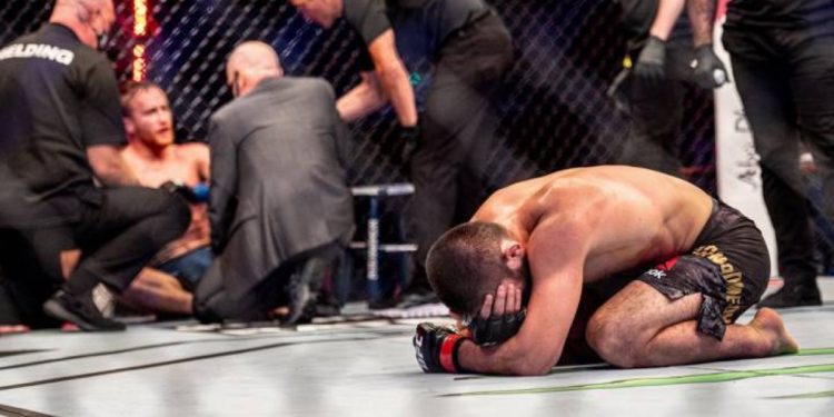 رغم إنجازه التاريخي.. حبيب نورمحمدوف يبكي ويعلن اعتزاله