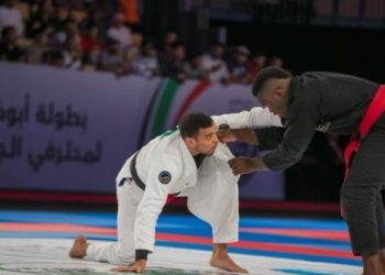 قائد الإمارات للجوجيتسو يتطوع لمحاربة كورونا فى بلاده