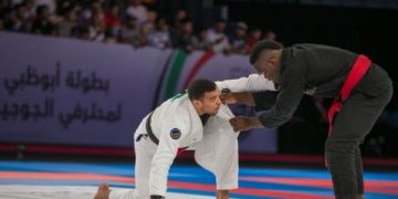 قائد الإمارات للجوجيتسو يتطوع لمحاربة كورونا فى بلاده