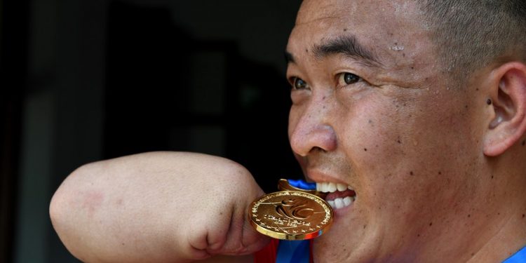 صيني بدون ساعدين .. بطل فى التايكوندو