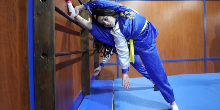 فتيات فلسطينيات يتحدين القيود المجتمعية ويمارسن فنون قتال صينية