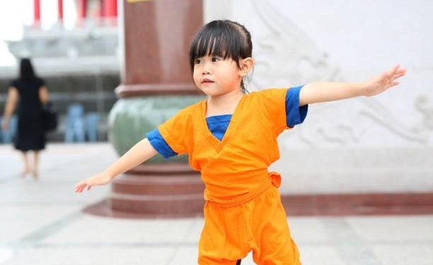 طفلة ( 5 سنوات) تؤدي 80 لفة كاملة في دقيقة (فيديو)