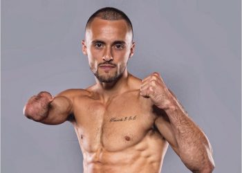 ابن اسطورة تشيلسي مقاتل مواي تاي بيد واحدة