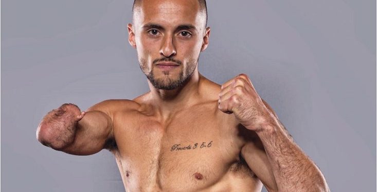 ابن اسطورة تشيلسي مقاتل مواي تاي بيد واحدة