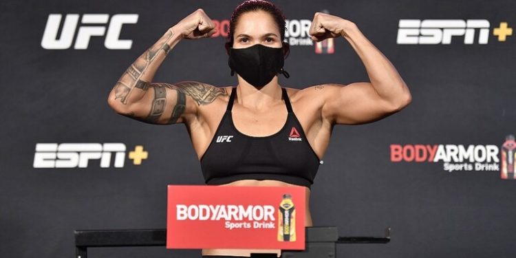 مقاتلة الفنون القتالية البرازيلية نونيس تتفوق على الإنجليزية أندرسون