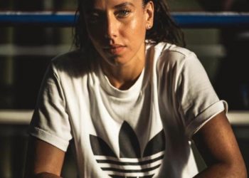 ريما عيّادي، بطلة فرنسا في المُلاكمة النسائيّة تكرم باليوم العالمي للمرأة ٨ مارس