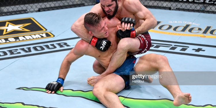 المقاتل الداغستاني المهيمن إسلام ماخاتشيف يسجل استسلام مثلث الذراع ضد درو دوبر الخطير