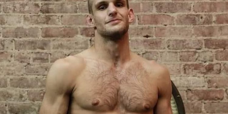 أصبح بريت باستور بطل العالم للوزن الخفيف في المصارعة