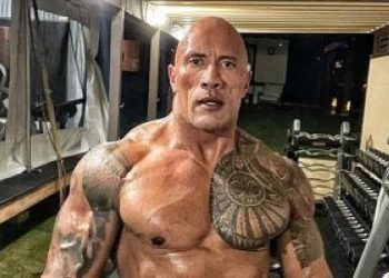 ذا روك يساند نجومه المفضلين فى الفنون القتالية على طريقته