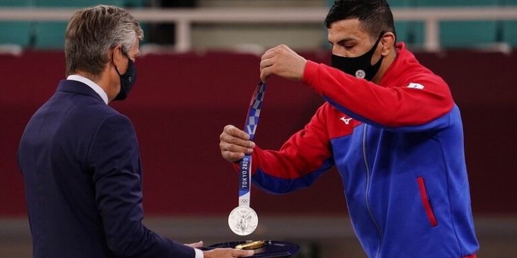 الإيراني مولايي ينفي إهداء ميداليته الفضية لإسرائيل