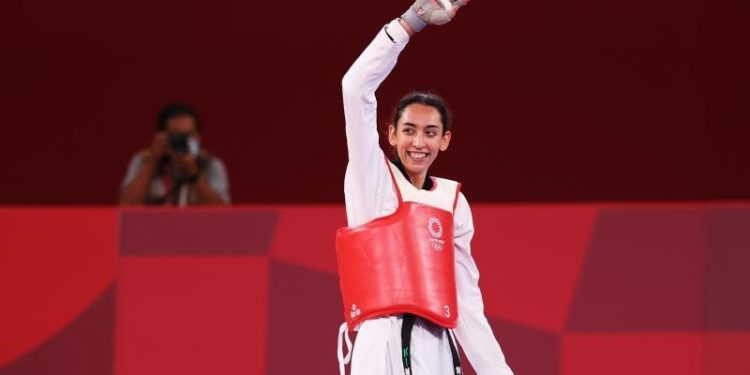 الإيرانية كيميا مرشحة لأول ميدالية لفريق اللاجئين فى التايكوندو