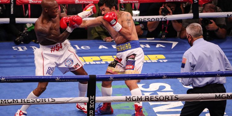 أوجاس يهزم باكياو ويحتفظ بلقب رابطة الملاكمة العالمية لوزن الوسط