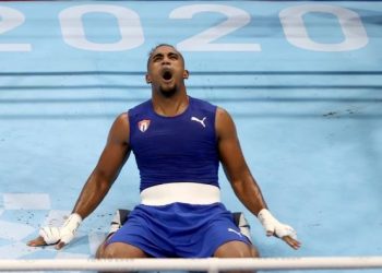 الكوبي لوبيز بطل وزن خفيف الثقيل