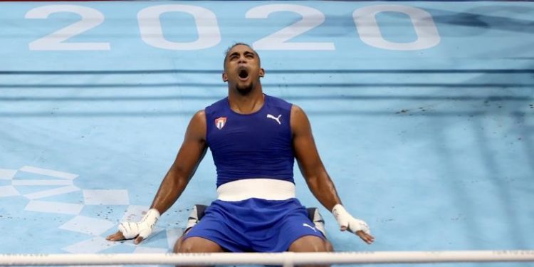 الكوبي لوبيز بطل وزن خفيف الثقيل