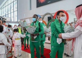 استقبال فى مطار جدة بالورود لطارق حامدي بطل فضية الكاراتيه (صور)