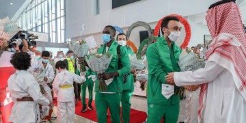 استقبال فى مطار جدة بالورود لطارق حامدي بطل فضية الكاراتيه (صور)