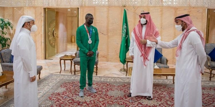 تكريم خاص لبطل الكاراتيه طارق حامدي من الأمير محمد بن سلمان
