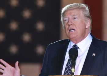 ترامب يوقع عقدا للتعليق على مباراة هوليفيلد وبيلفورت