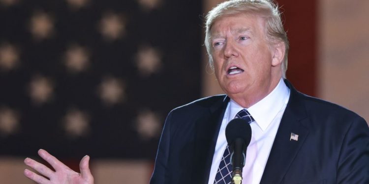 ترامب يوقع عقدا للتعليق على مباراة هوليفيلد وبيلفورت