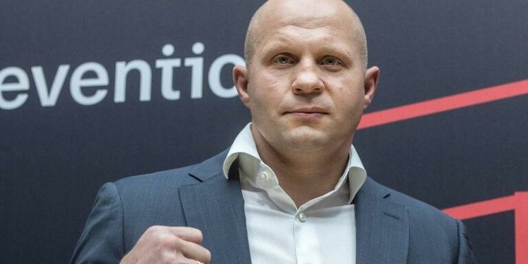 بطل روسيا للفنون القتالية يعود للجامعة للحصول على الماجستير