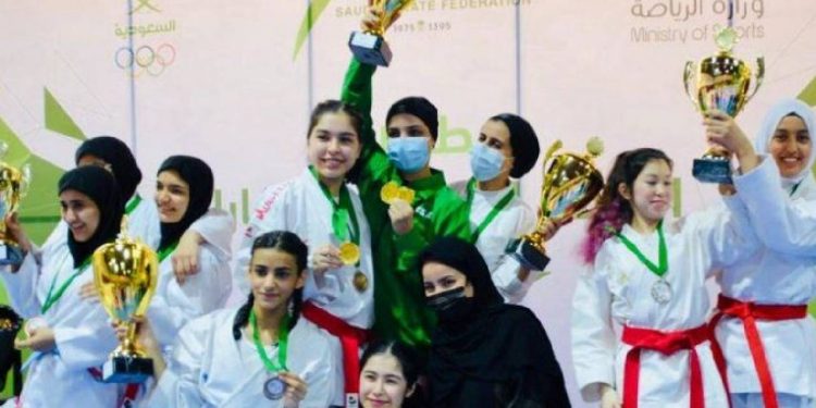 لمي وملاك ونورا ودانا ورنا وجين بطلات السعودية للكاراتيه