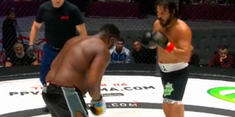 ضابط صمدوف يسقط المقاتل الفرنسي الملقب “بسكين” – فيديو