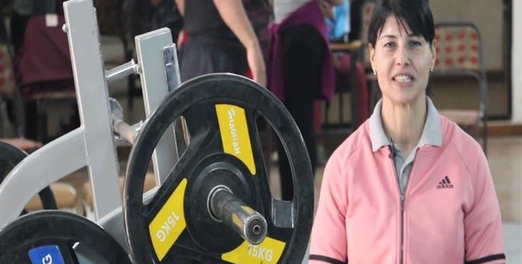 مس أوليمبيا .. جدة عمرها 59عاما تفوز بذهبية (باور لفتنج )