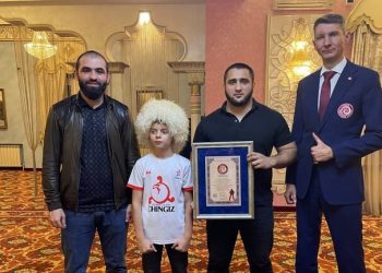 فيديو / صبي في الـ11 عاما يحطم رقما قياسيا بتمرين “البلانك”