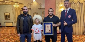 فيديو / صبي في الـ11 عاما يحطم رقما قياسيا بتمرين “البلانك”