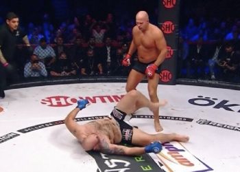 “الإمبراطور الروسي الأخير” يهزم الأمريكي جونسون بالضربة القاضية (فيديو)